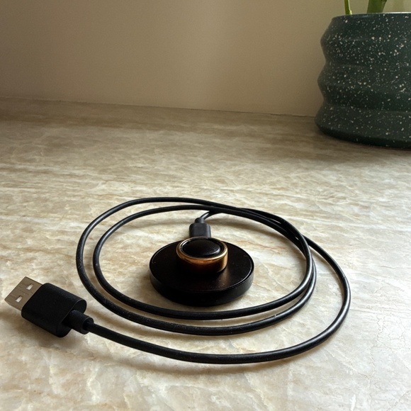 Oura ring third generation rose gold size 7 - Picture 2 of 5